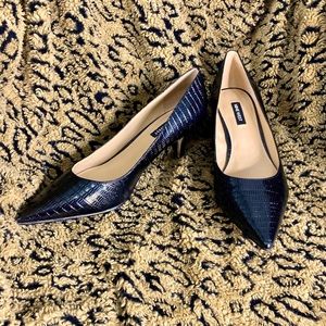 Nine West Black Embossed Pointed Toe Pumps /Heels Size 9.5 EUC